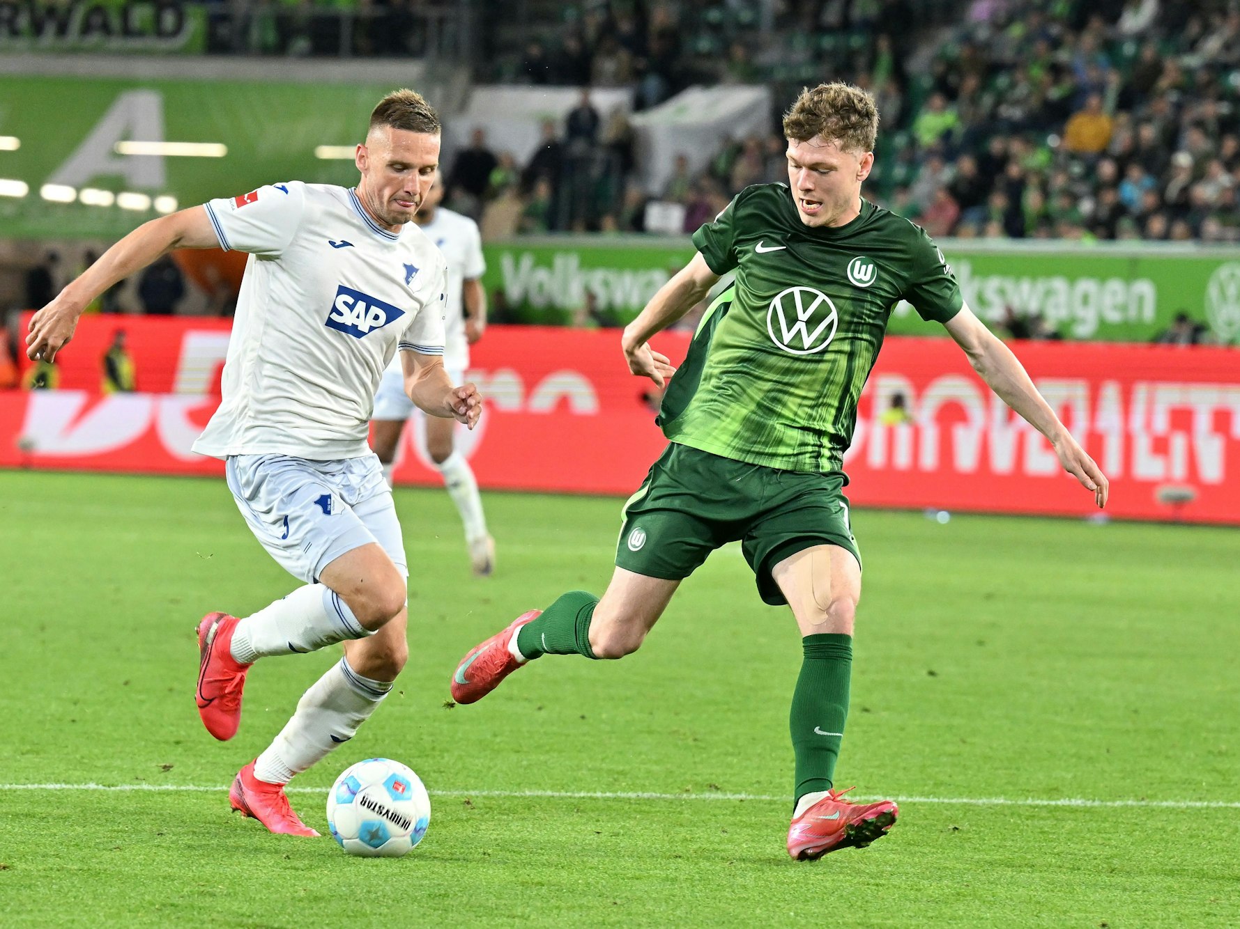Pavel Kaderabek schirmt den Ball gegen Andreas Skov Olsen ab.