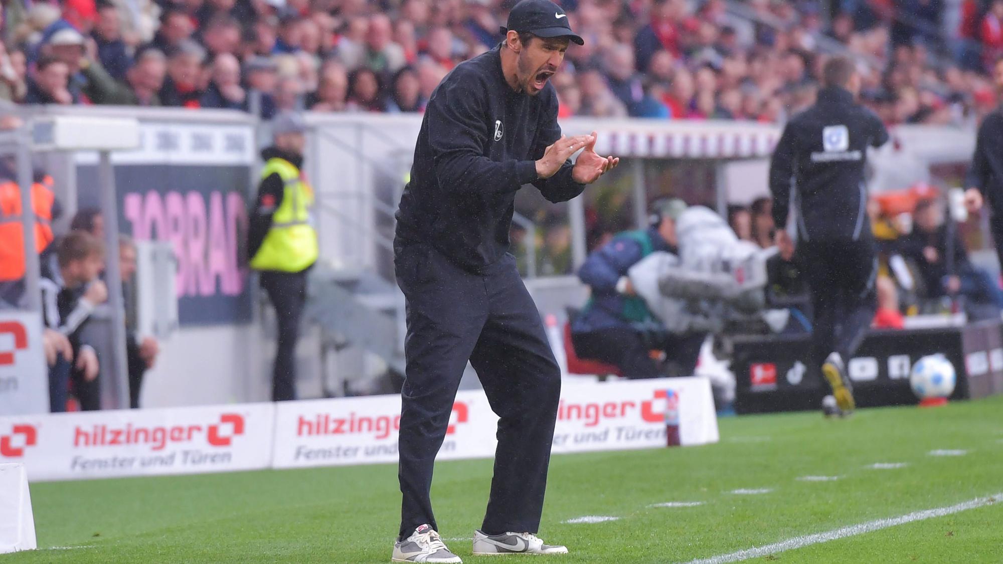 Trainer Julian Schuster vom SC Freiburg feuert sein Team an.