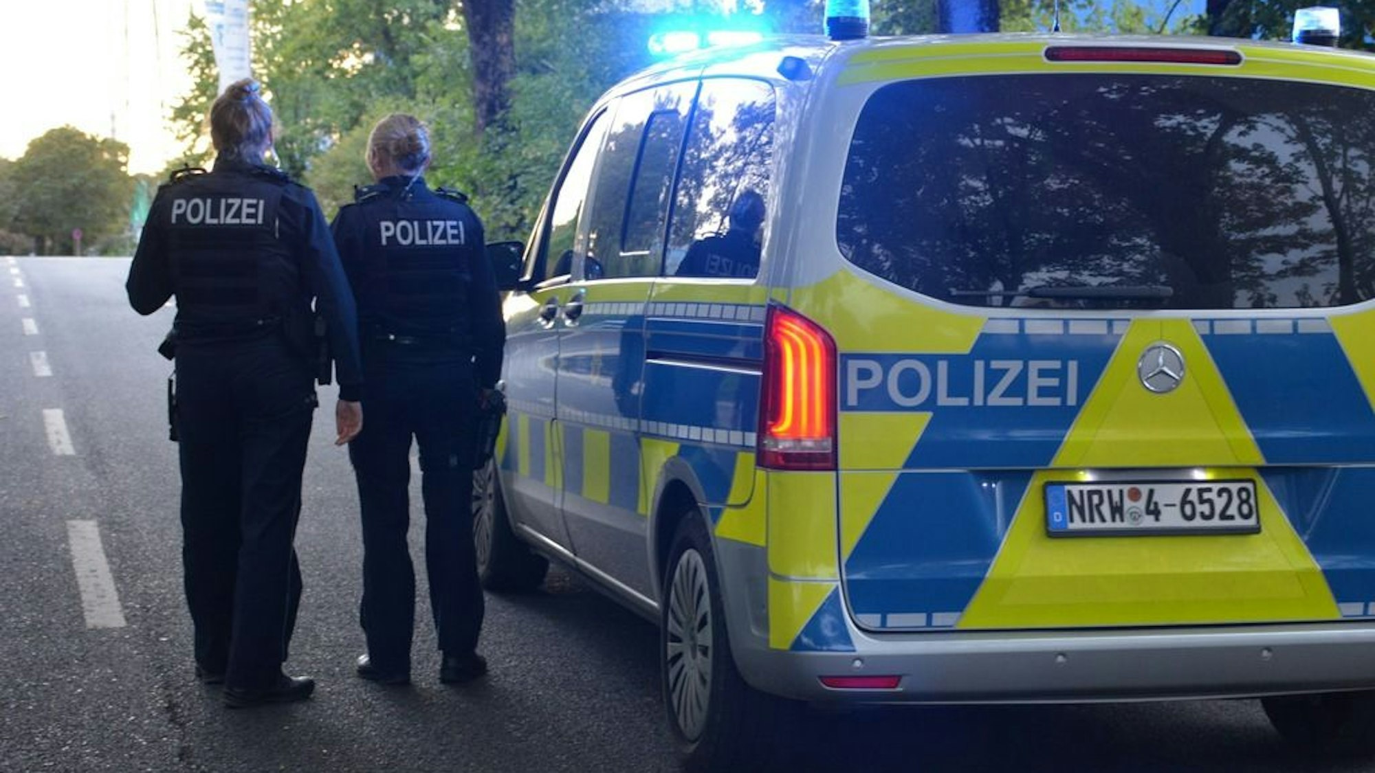 Polizeifahrzeug und Beamte der Polizei Mettmann nach dem Diebstahl eines Toyota RAV4 in Mettmann-Metzkausen