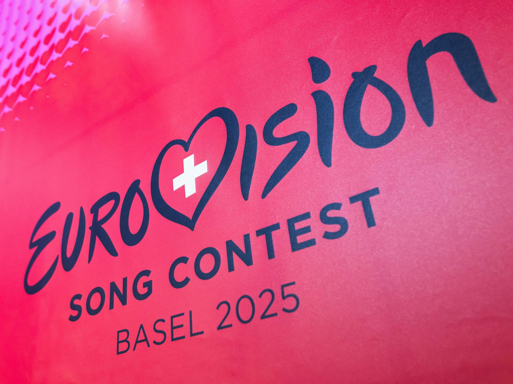 Das Logo des Eurovision Song Contest (ESC) 2025 ist auf einem Banner zu sehen.+
