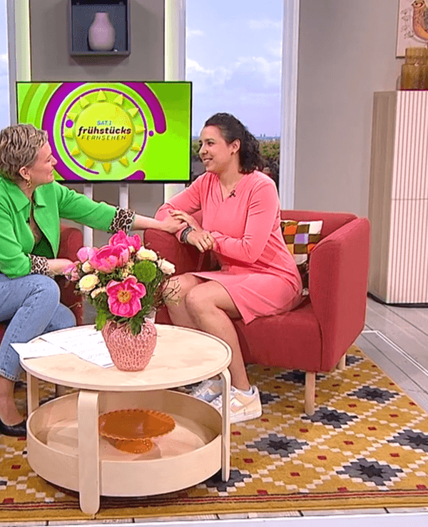 Gaming-Expertin Phylicia Whitney (r.) neben Karen Heinrichs im Sat.1-Frühstücksfernsehen am 9. Mai.
