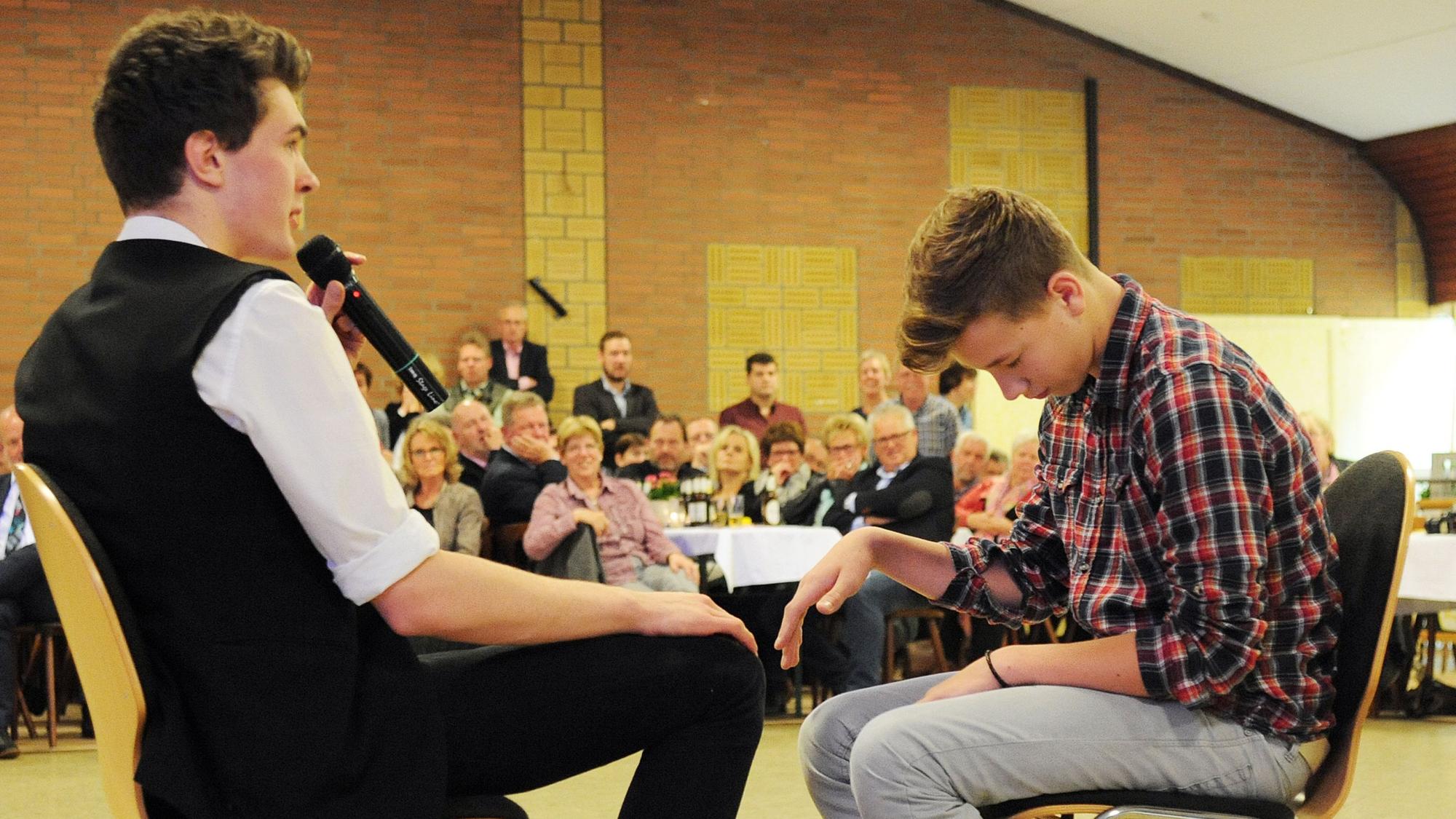 Mentalmagier Timon Krause hypnotisiert eine Person.