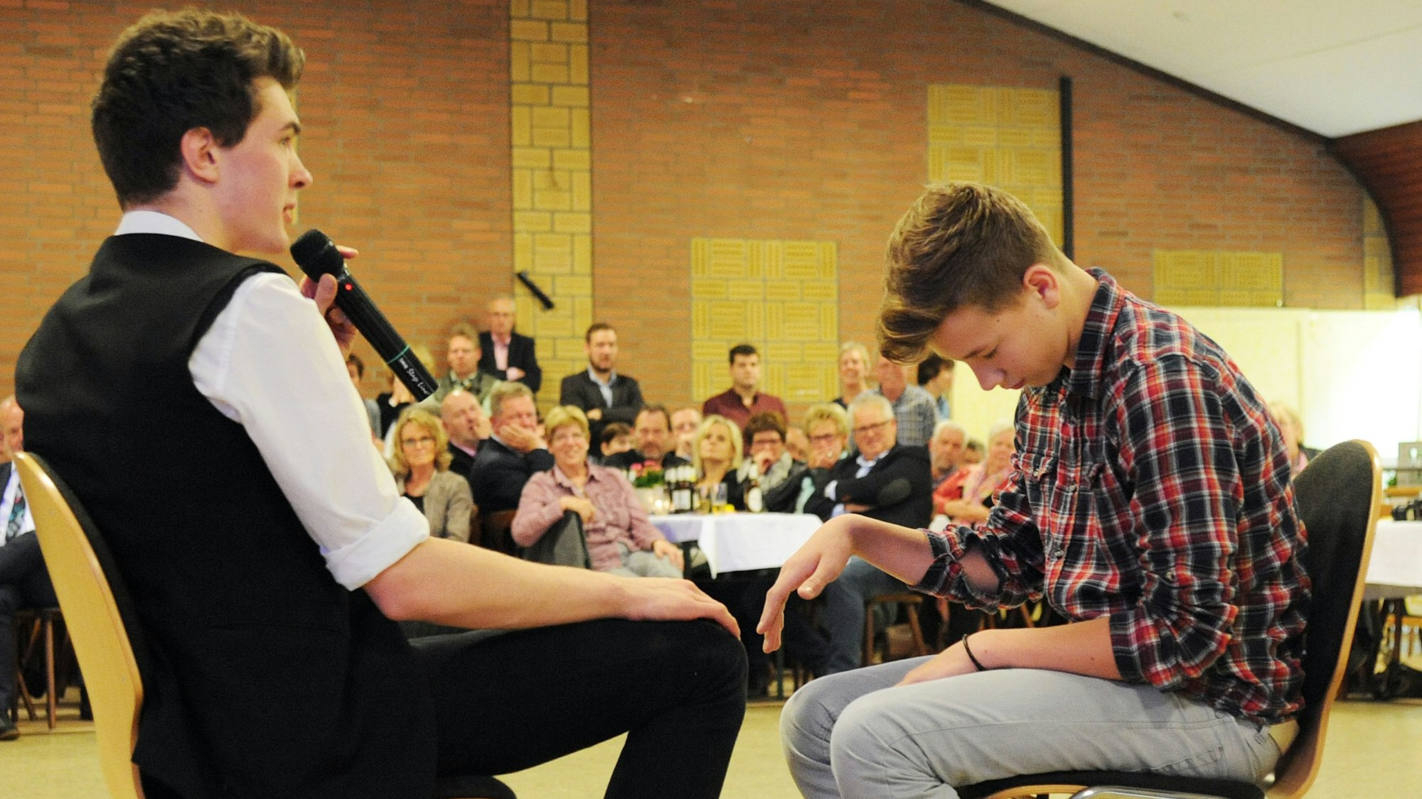 Mentalmagier Timon Krause hypnotisiert eine Person.