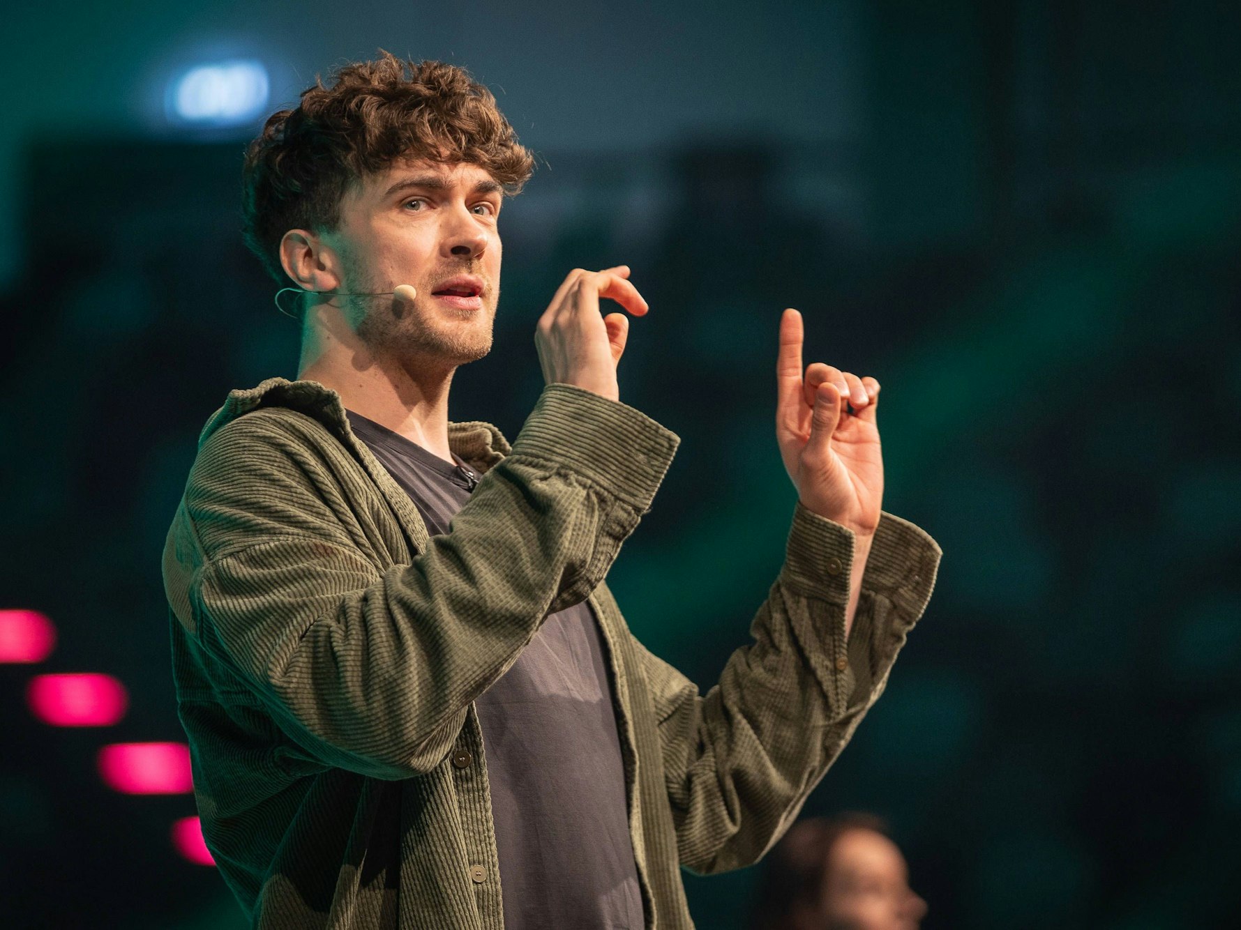 Timon Krause bei einem Auftritt auf der Bühne.