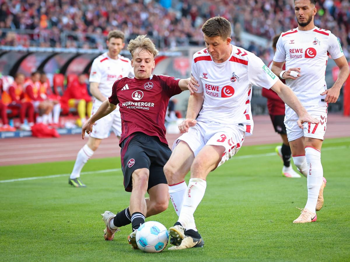 Der Nürnberger Tim Janisch kämpft mit dem Kölner Dominique Heintz um den Ball.