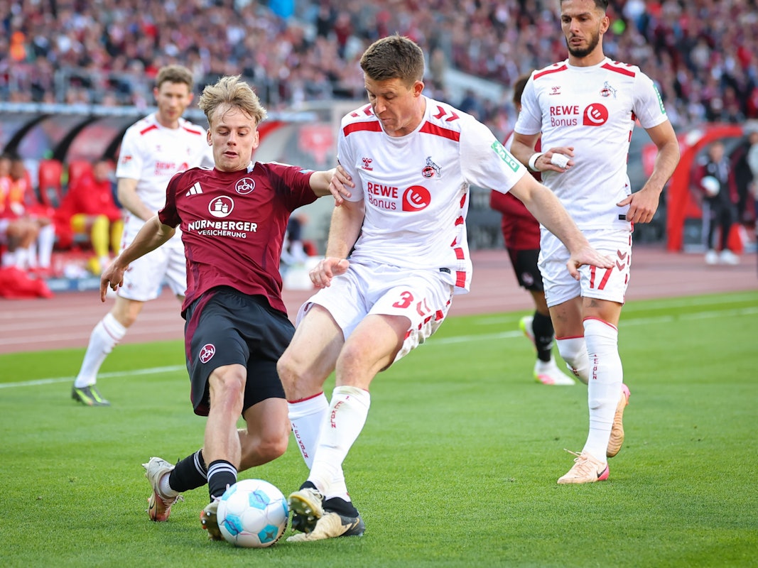 Der Nürnberger Tim Janisch kämpft mit dem Kölner Dominique Heintz um den Ball.