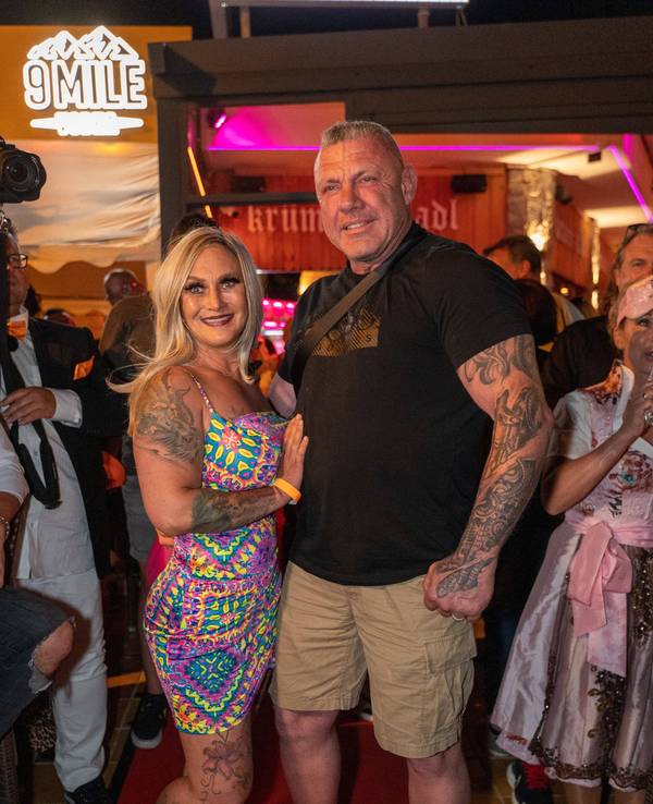 Caro Robens und ihr Ehemann Andreas bei einer Saison-Eröffnung einer Mallorca-Bar.