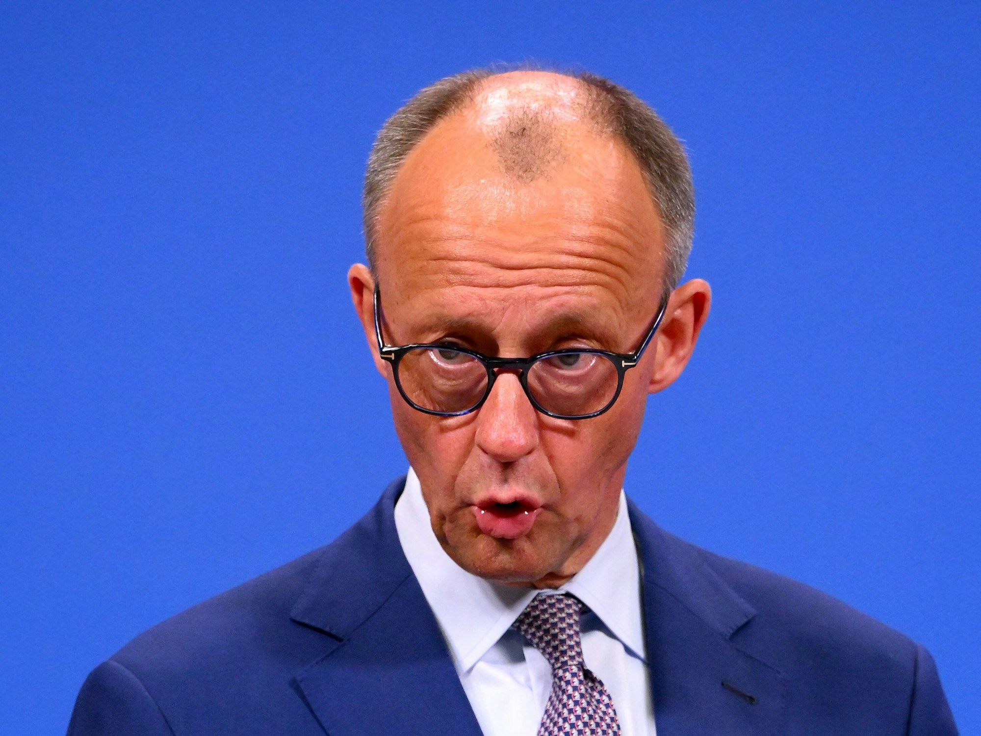 Bundeskanzler Friedrich Merz (CDU) spricht während einer gemeinsamen Pressekonferenz mit dem NATO-Generalsekretär im NATO-Hauptquartier in Brüssel.