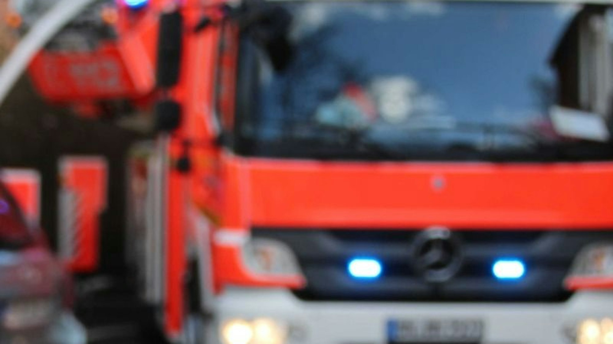 Feuerwehreinsatz in Bonn: Ein Rauchmelder in einer Wohnung alarmierte rechtzeitig die Nachbarn, wodurch ein schlafender Bewohner gerettet werden konnte.