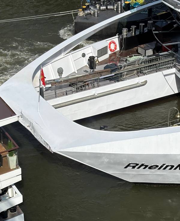 Das Foto zeigt die leicht beschädigte MS RheinMagie auf dem Rhein in Köln.