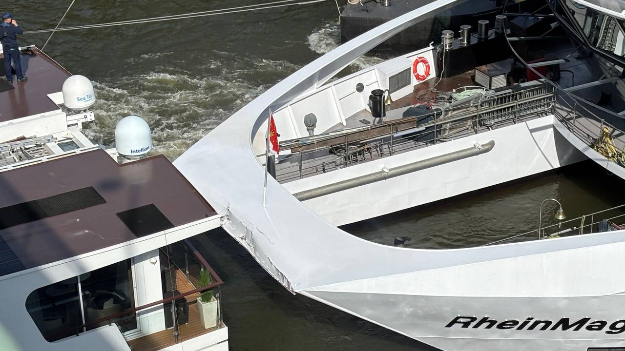Das Foto zeigt die leicht beschädigte MS RheinMagie auf dem Rhein in Köln.