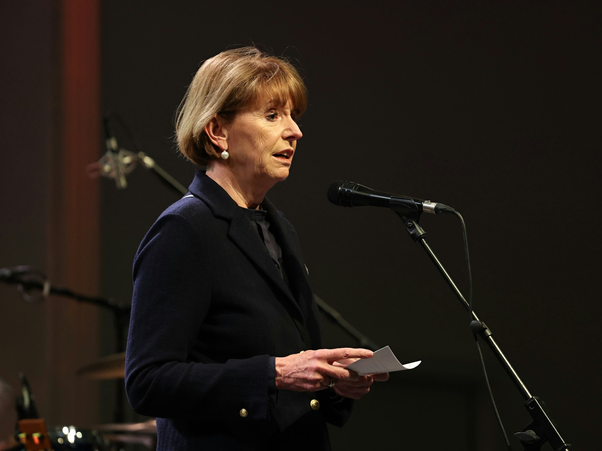 Henriette Reker steht am Rednerpult.