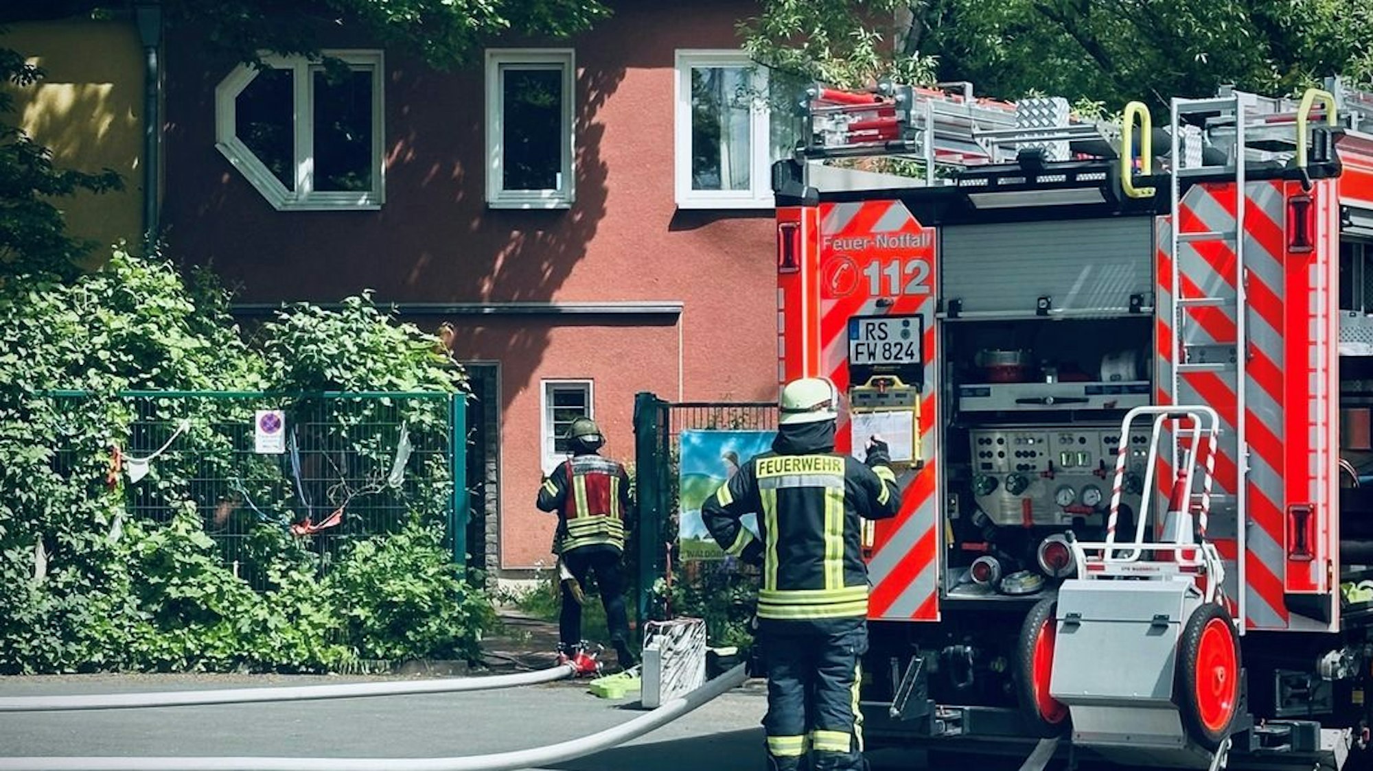 Einsatzkräfte der Feuerwehr Remscheid bei einem Brandeinsatz in einer Kita