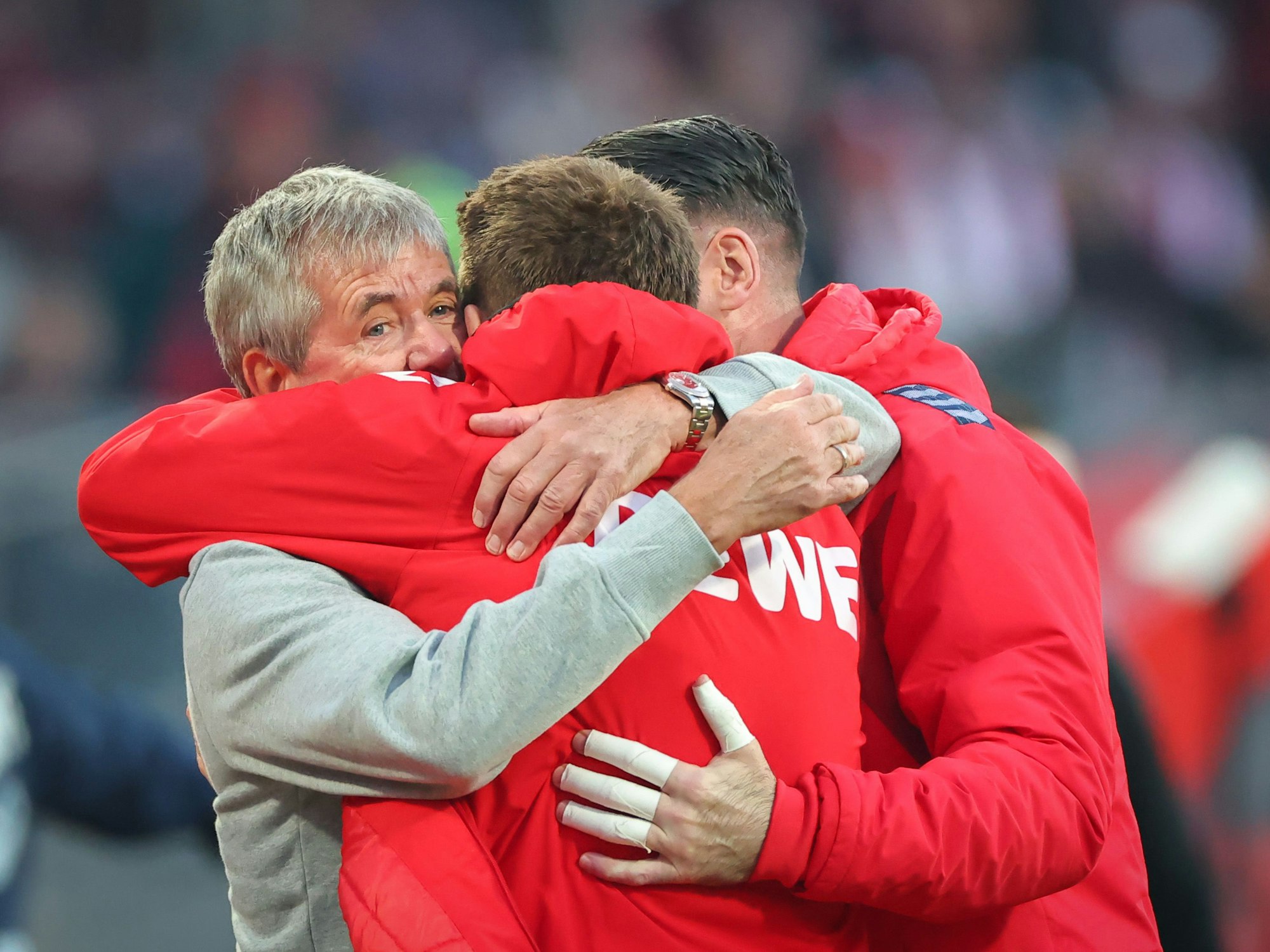 Friedhelm Funkel umarmt Dominique Heintz und Philipp Pentke.