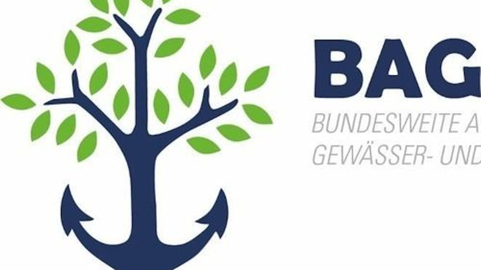 Das Logo zeigt einen stilisierten Baum mit Anker, der die Verbindung zwischen Natur und Wasser symbolisiert.