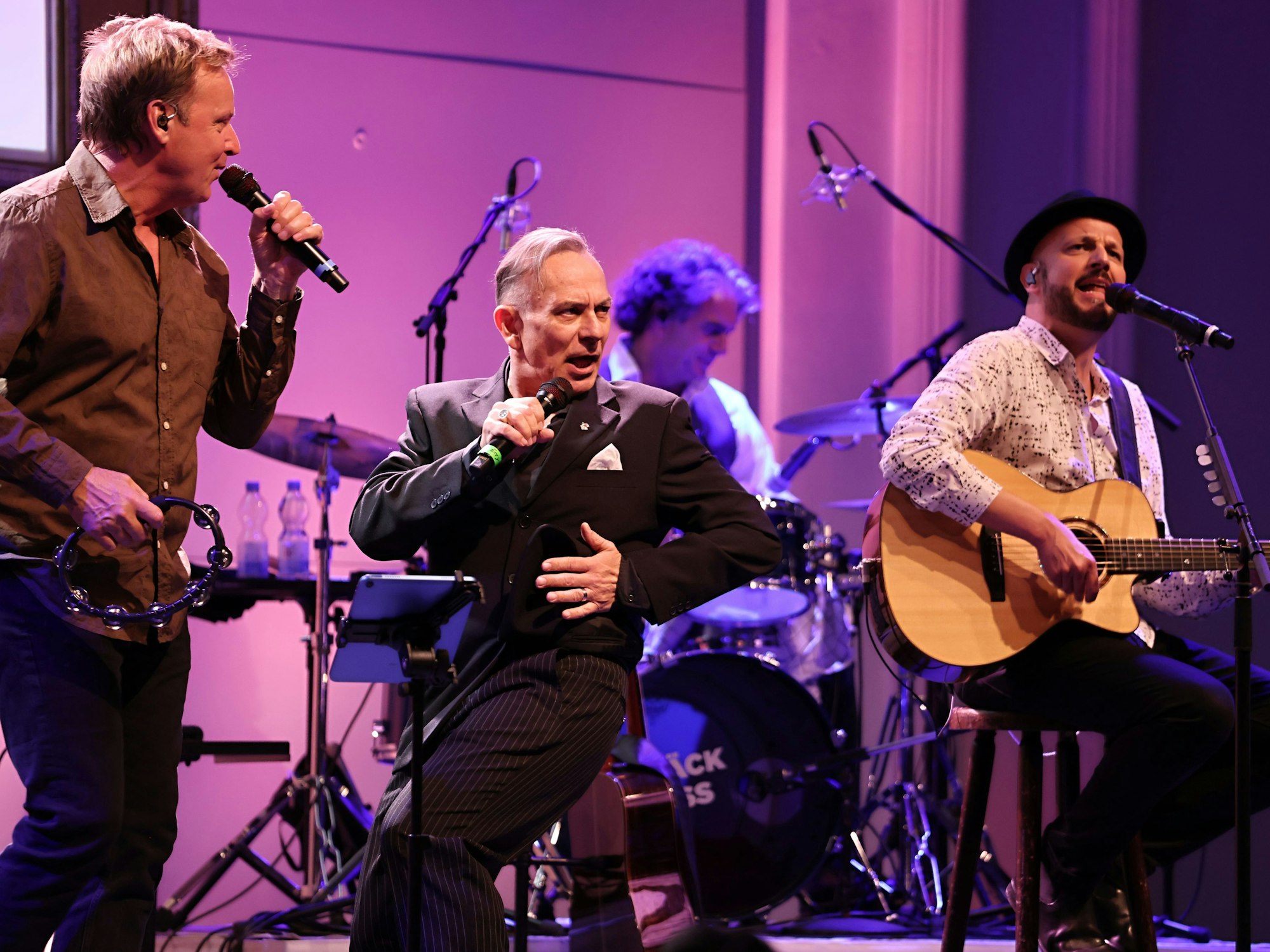 Ozan Akhan zusammen mit den Bläck Fööss auf der Bühne.