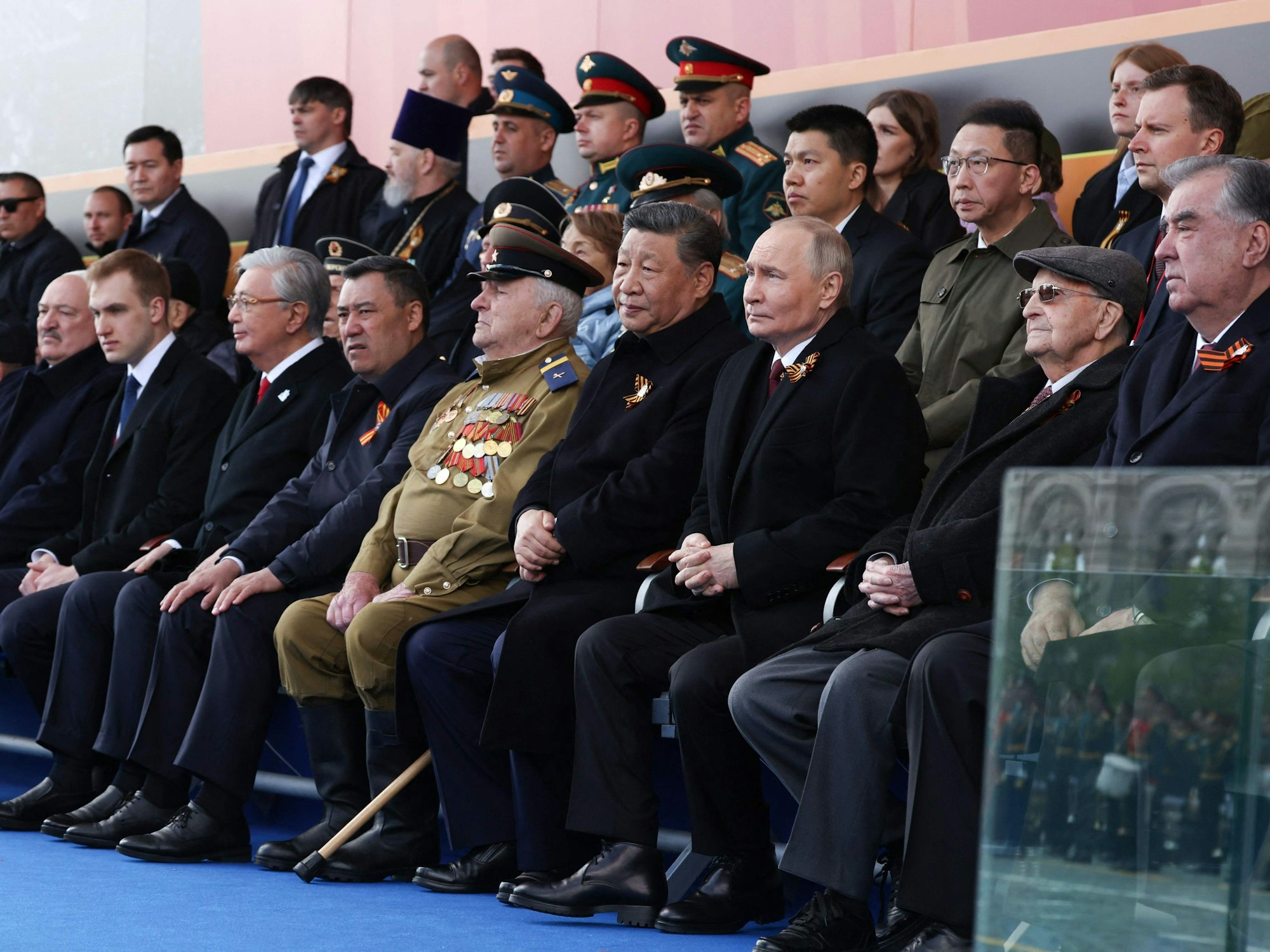 Auf diesem von der russischen staatlichen Agentur Sputnik verbreiteten Foto nehmen der russische Präsident Wladimir Putin und ausländische Staatsführer an der Militärparade zum „Tag des Sieges“ auf dem Roten Platz im Zentrum Moskaus am 9. Mai 2025 teil.