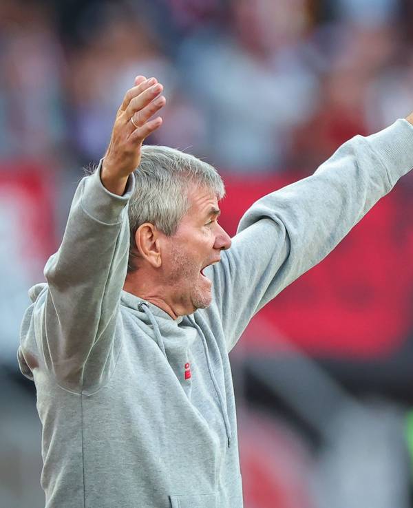 Der Kölner Trainer Friedhelm Funkel reagiert auf den Spielverlauf.
