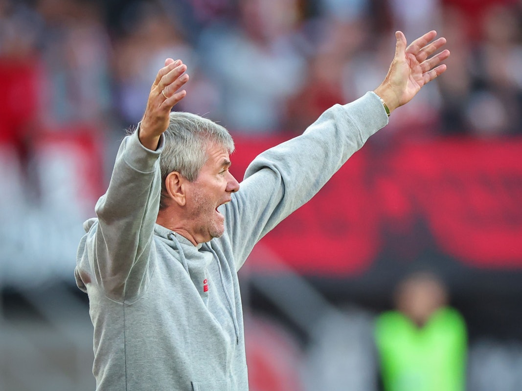 Der Kölner Trainer Friedhelm Funkel reagiert auf den Spielverlauf.