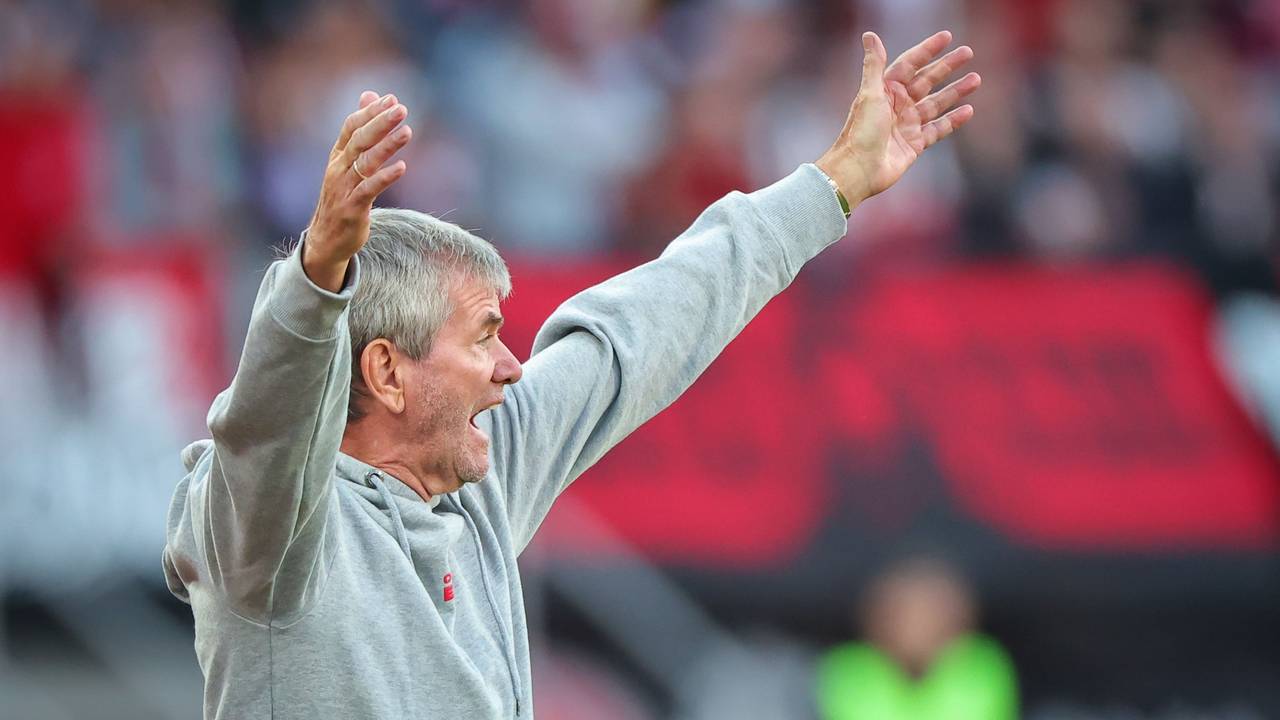 Der Kölner Trainer Friedhelm Funkel reagiert auf den Spielverlauf.