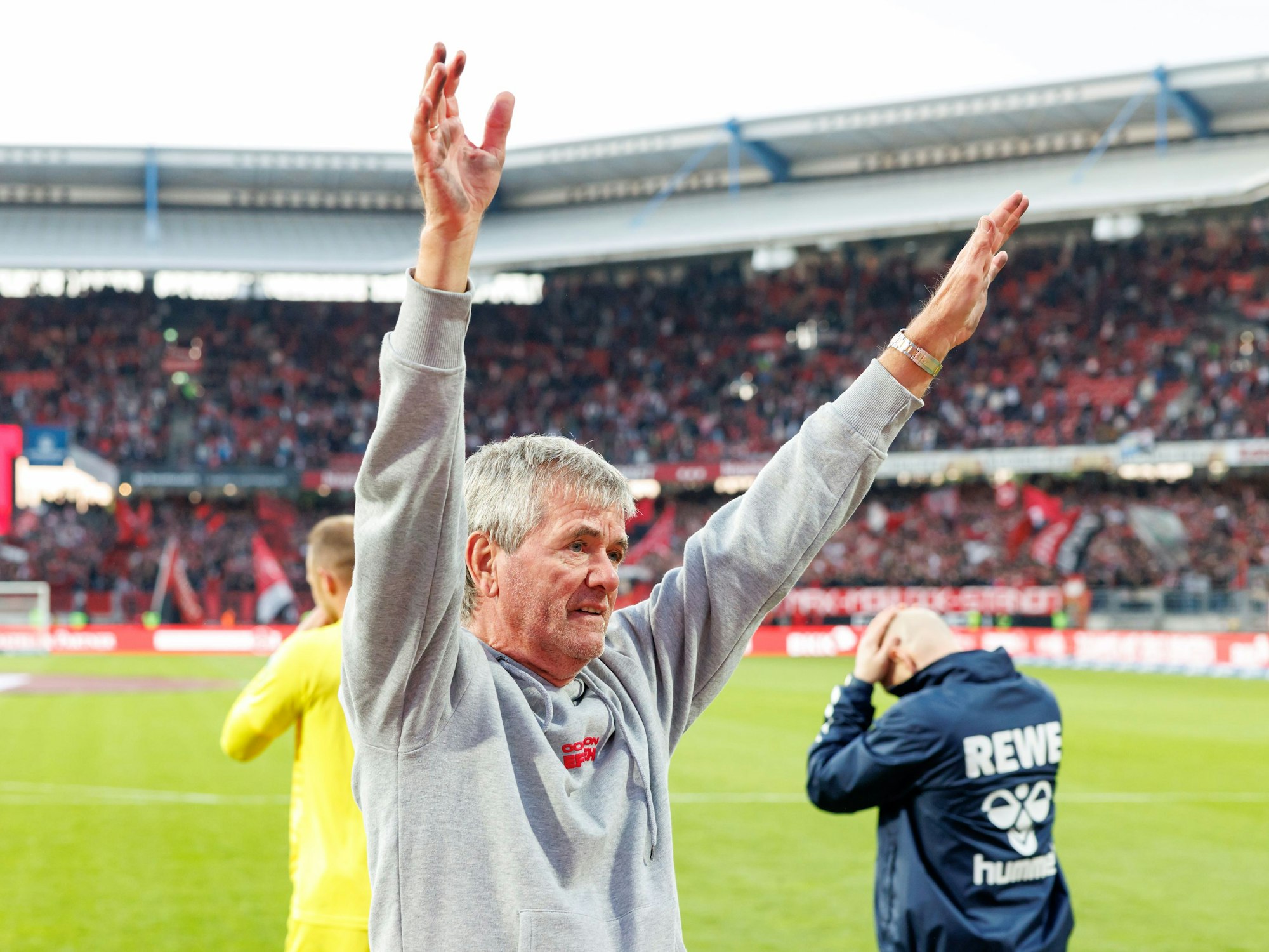 Friedhelm Funkel jubelt über den Sieg des FC beim 1. FC Nürnberg.