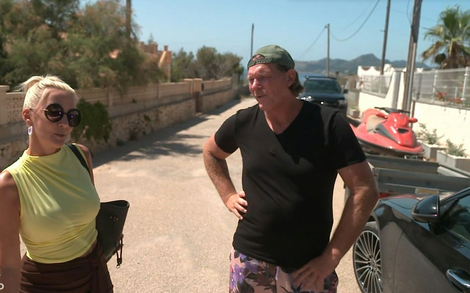 Peggy und Steff neben einem ihrer manipulierten Autos: „Richtig abartig!“ (Bild: RTL)