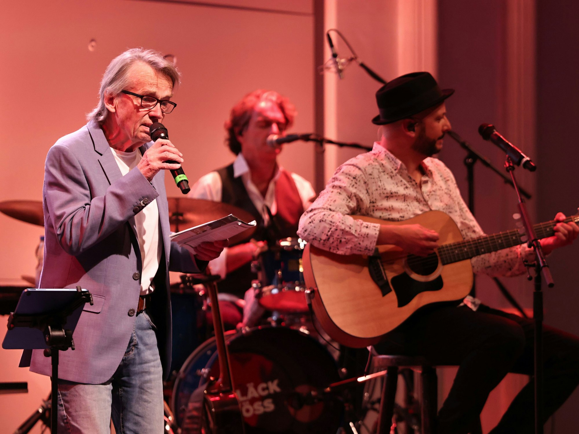 Kafi Biermann mit den Bläck Fööss auf der Bühne.