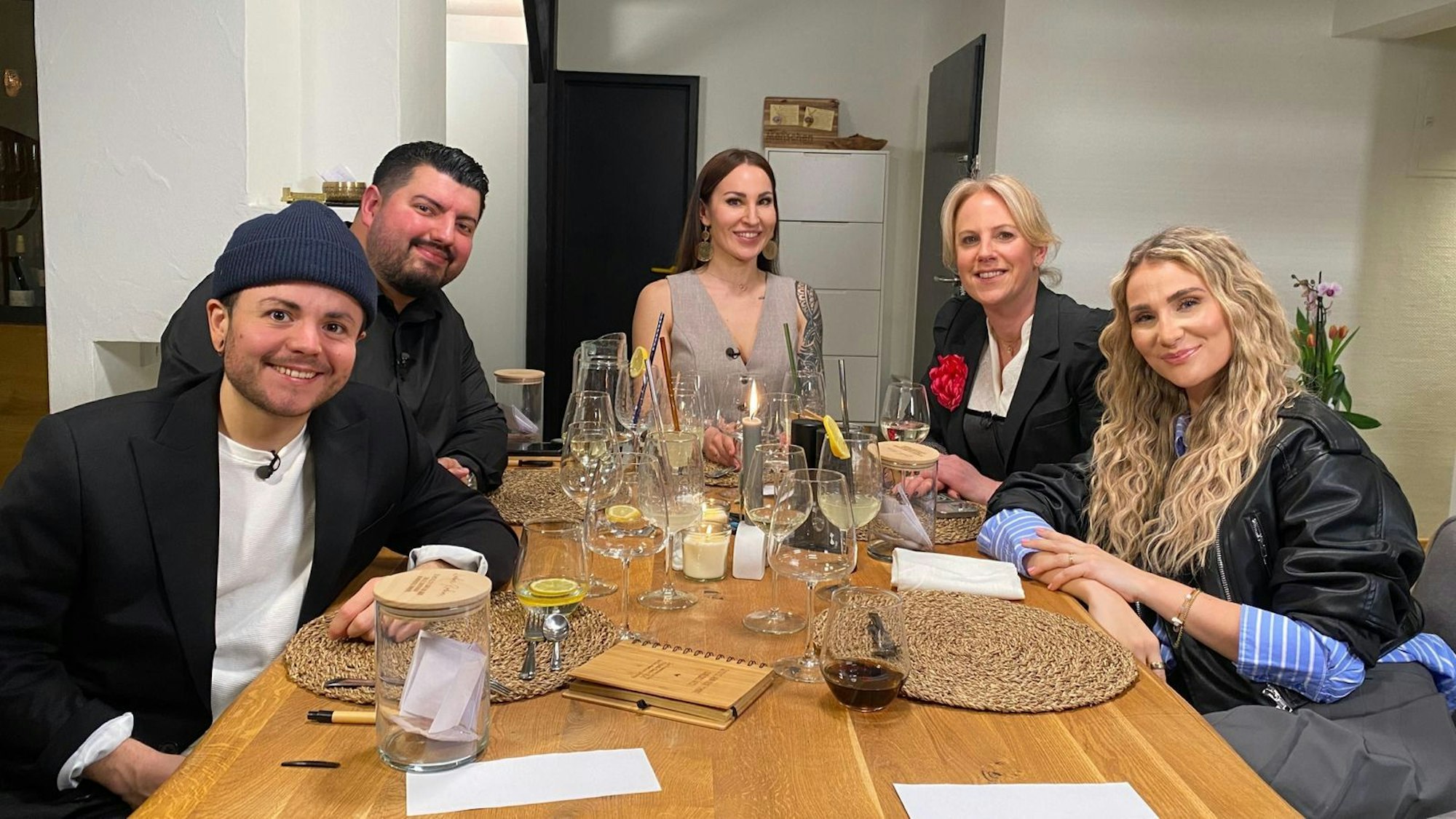 Zum Finale des Influencer-Specials trifft sich die „Dinner“-Runde bei Katharina (41). (Bild: RTL / ITV Studios Germany)
