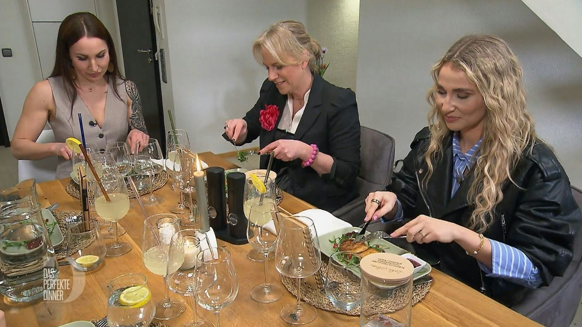 Tina (Mitte) und Ana (rechts) genießen zur Vorspeise Katharinas veganen Mozzarella. (Bild: RTL)