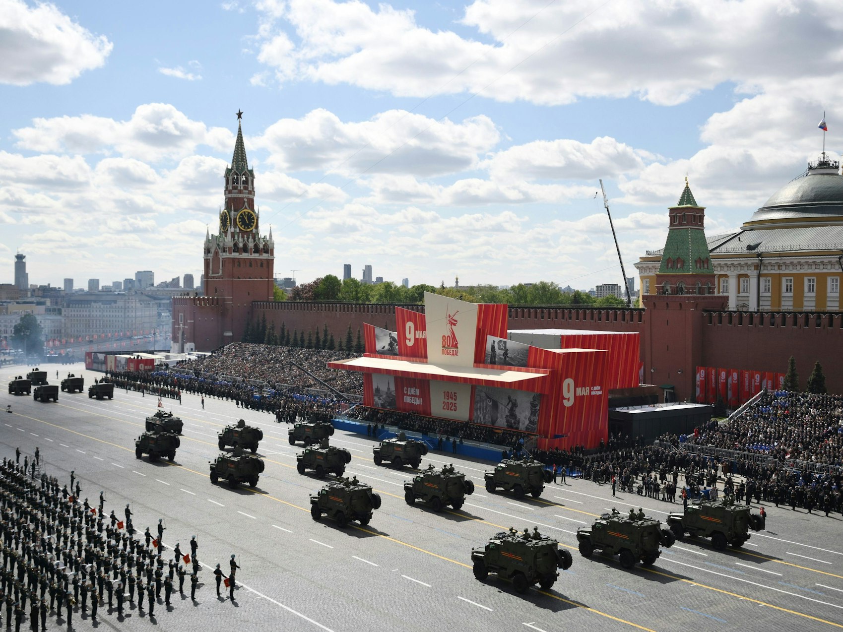 Fahrzeuge der russischen Armee rollen während der Militärparade zum Tag des Sieges bei den Feierlichkeiten zum 80. Jahrestag des Sieges der Sowjetunion über Nazi-Deutschland im Zweiten Weltkrieg.
