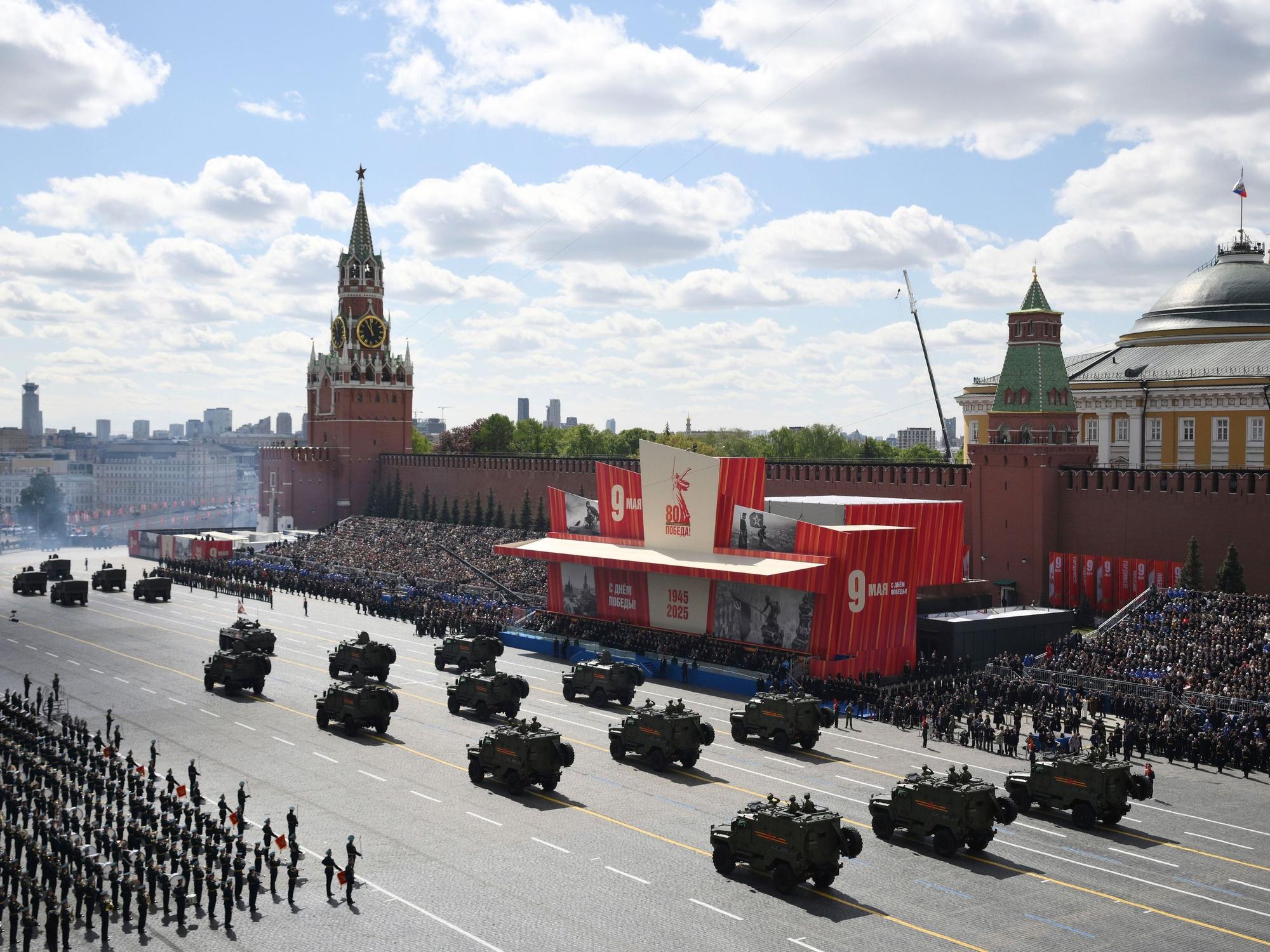 Fahrzeuge der russischen Armee rollen während der Militärparade zum Tag des Sieges bei den Feierlichkeiten zum 80. Jahrestag des Sieges der Sowjetunion über Nazi-Deutschland im Zweiten Weltkrieg.
