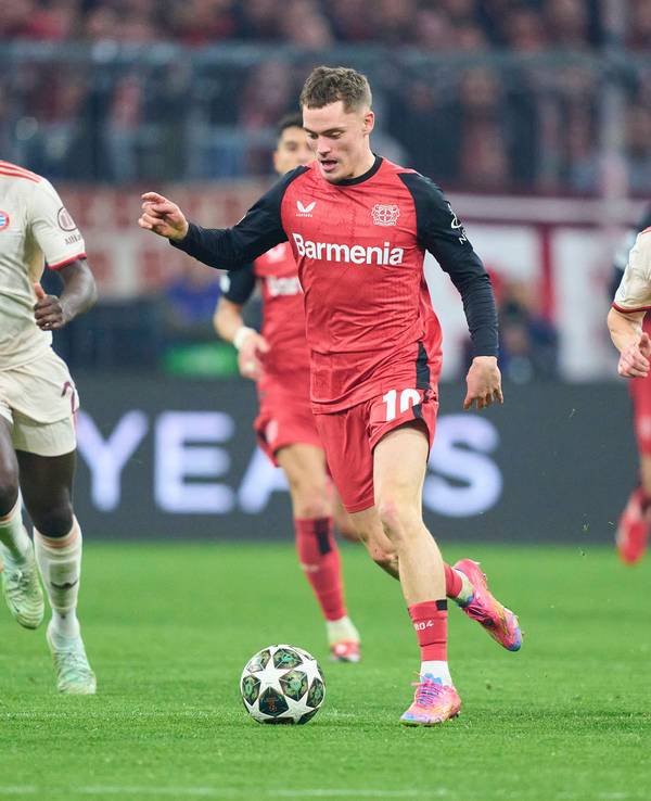 Florian Wirtz wird von Joshua Kimmich und Dayot Upamecano verfolgt.