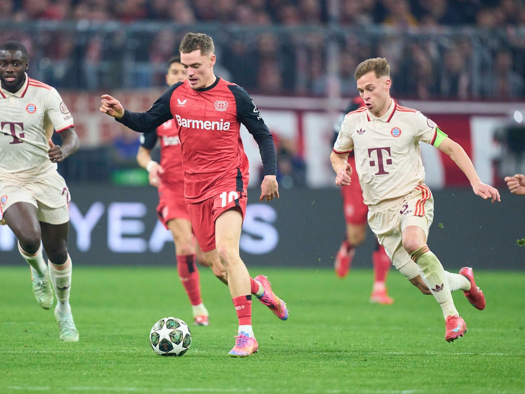 Florian Wirtz wird von Joshua Kimmich und Dayot Upamecano verfolgt.