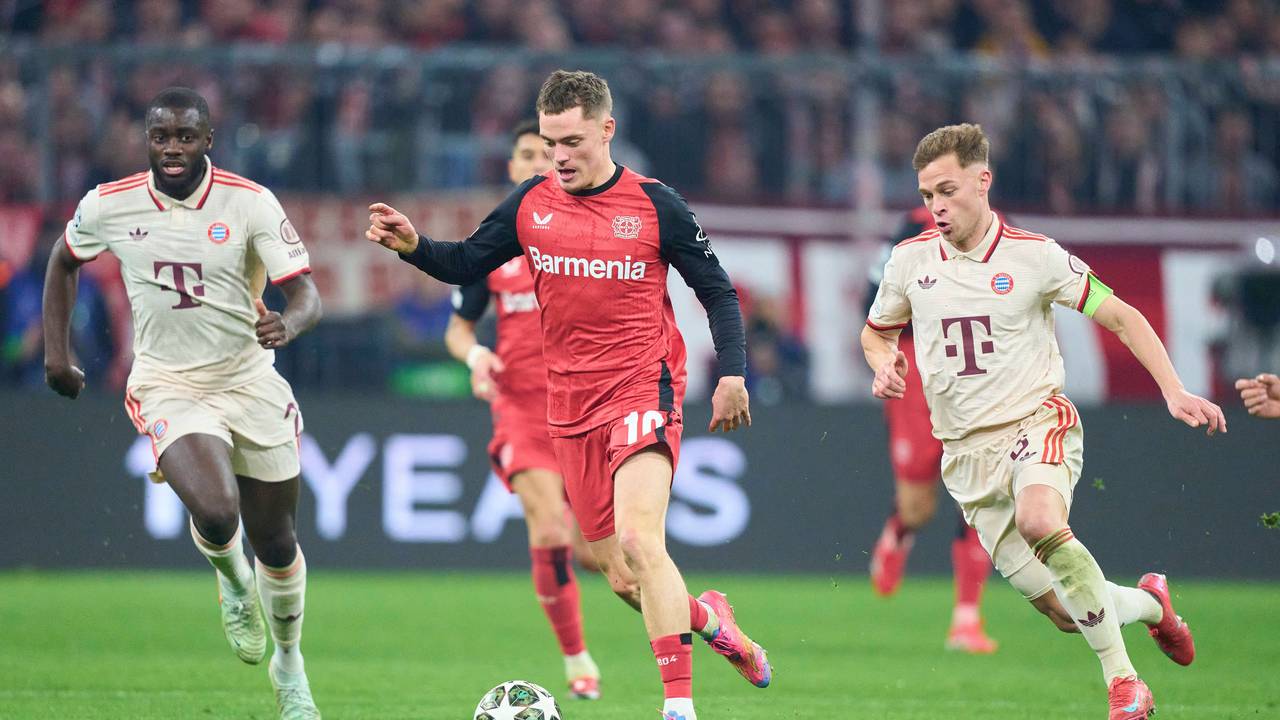 Florian Wirtz wird von Joshua Kimmich und Dayot Upamecano verfolgt.