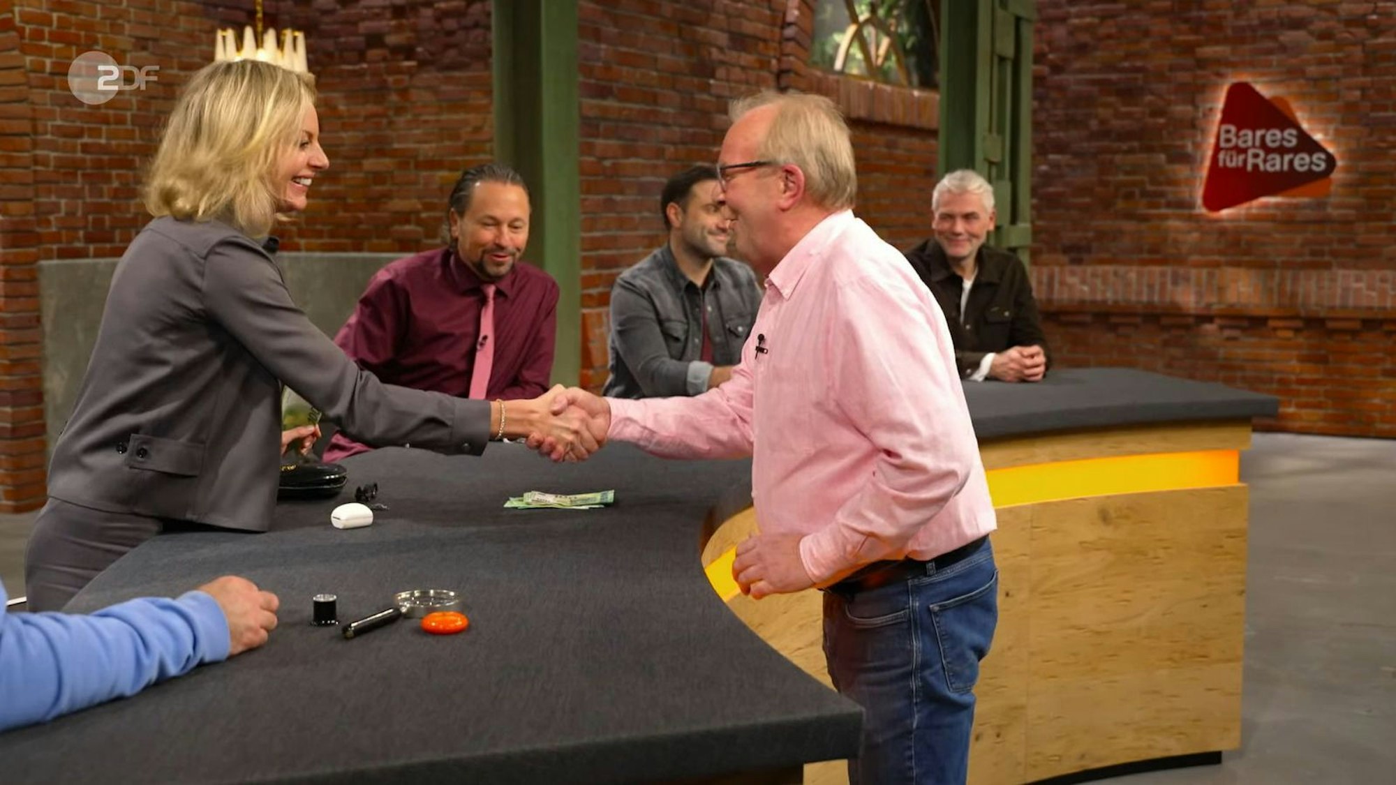 Bei 1.100 Euro gewann Susanne Steiger das Bieterduell gegen Wolfgang Pauritsch.
(Bild: ZDF)