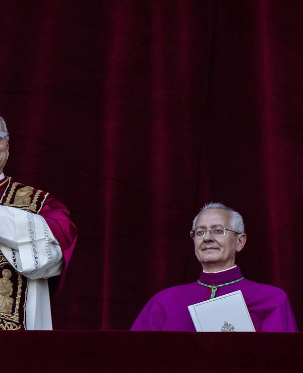 Der neu gewählte Papst Leo XIV, der US-Amerikaner Robert Prevost, erscheint nach dem Konklave auf dem Balkon des Petersdoms im Vatikan.