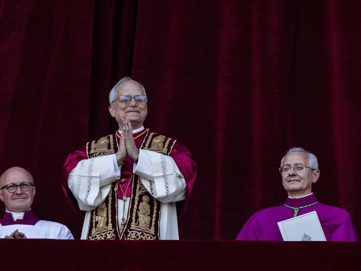 Der neu gewählte Papst Leo XIV, der US-Amerikaner Robert Prevost, erscheint nach dem Konklave auf dem Balkon des Petersdoms im Vatikan.