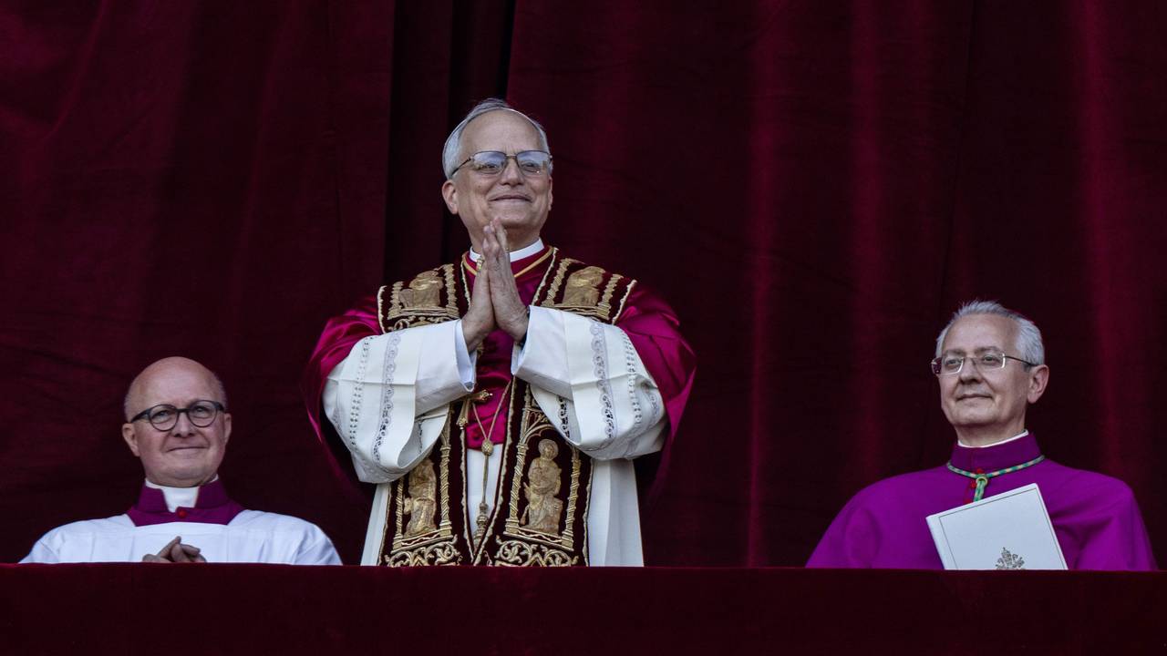 Der neu gewählte Papst Leo XIV, der US-Amerikaner Robert Prevost, erscheint nach dem Konklave auf dem Balkon des Petersdoms im Vatikan.