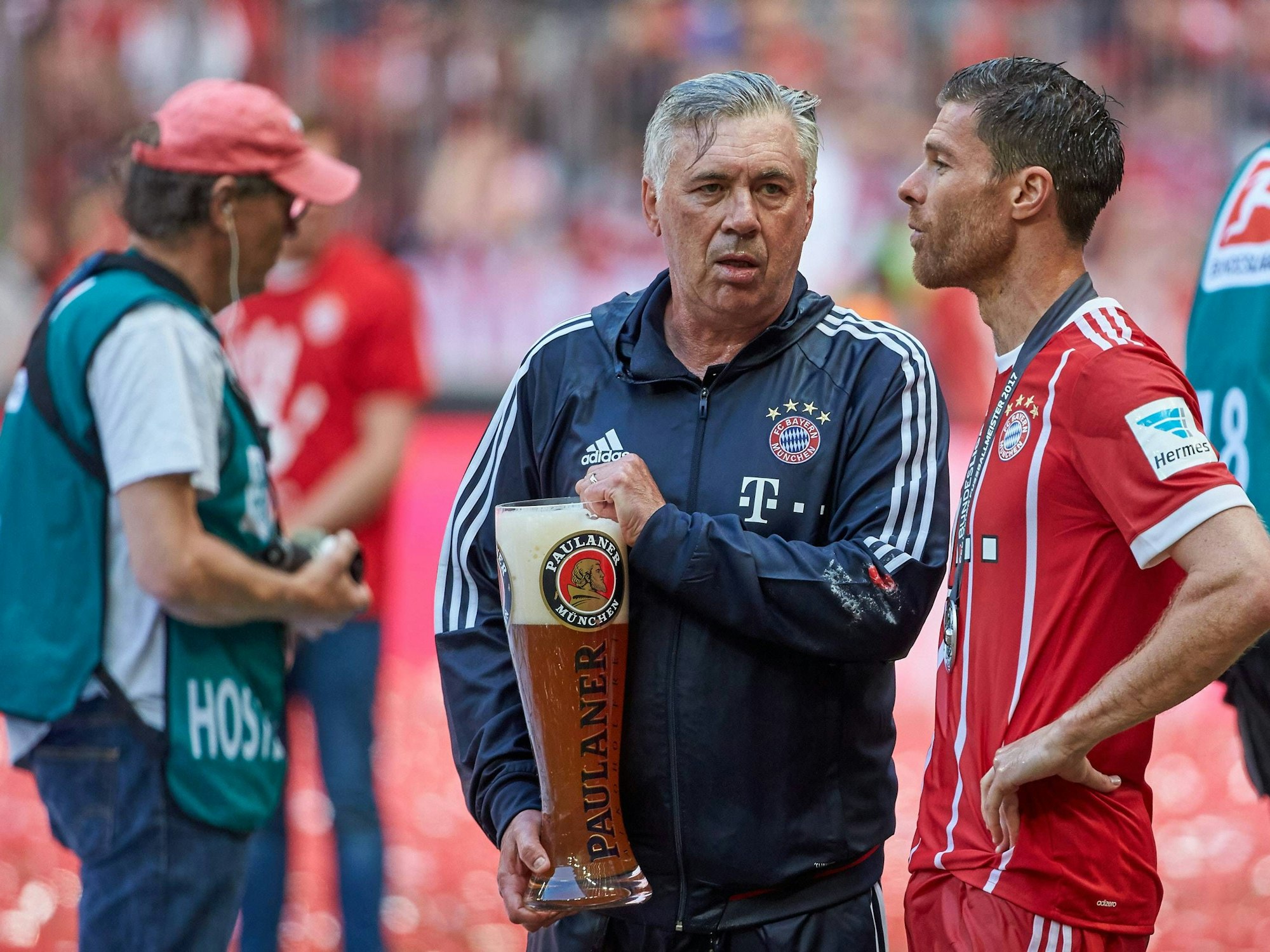 Carlo Ancelotti und Xabi Alonso feiern mit Bier die Meisterschaft von Bayern.