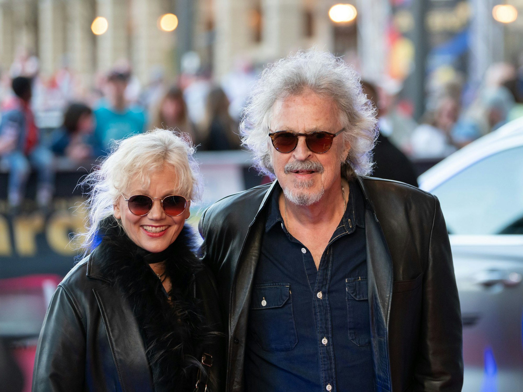 Wolfgang Niedecken und seine Frau Tina auf dem Roten Teppich.