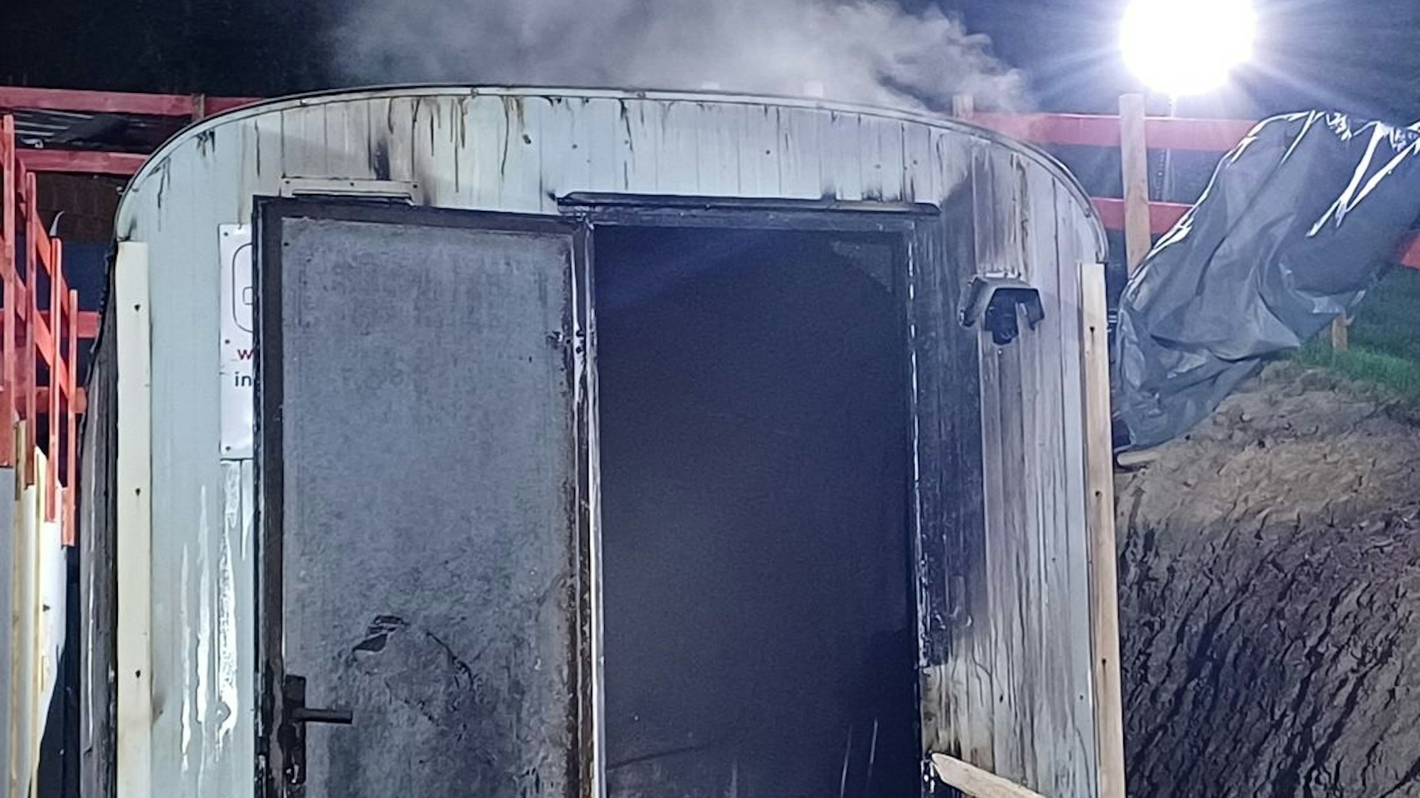 Feuerwehreinsatz bei einem in voller Ausdehnung brennenden Bauwagen in der Straße Am Brasberg in Wetter (Ruhr)