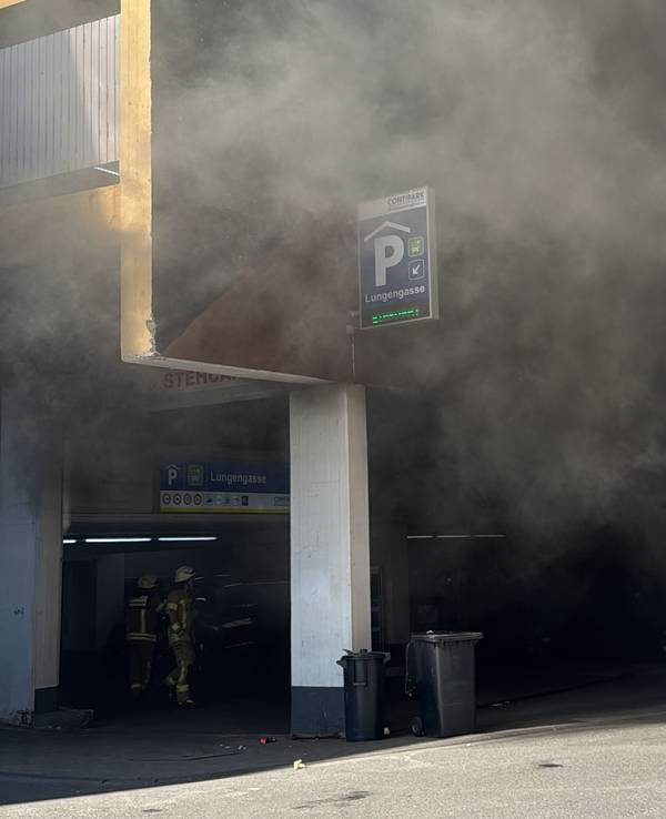 In einem Parkhaus am Neumarkt kam es am Freitag (9. Mai 2025) zu einem Fahrzeugbrand.