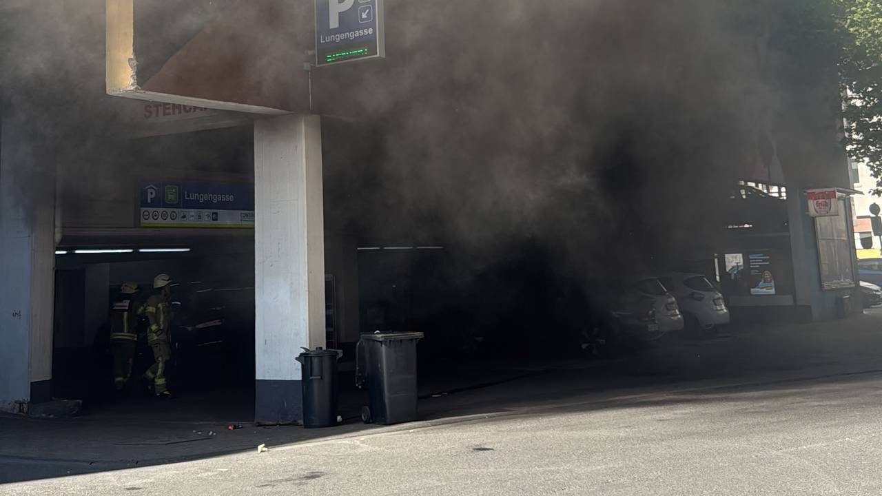 In einem Parkhaus am Neumarkt kam es am Freitag (9. Mai 2025) zu einem Fahrzeugbrand.