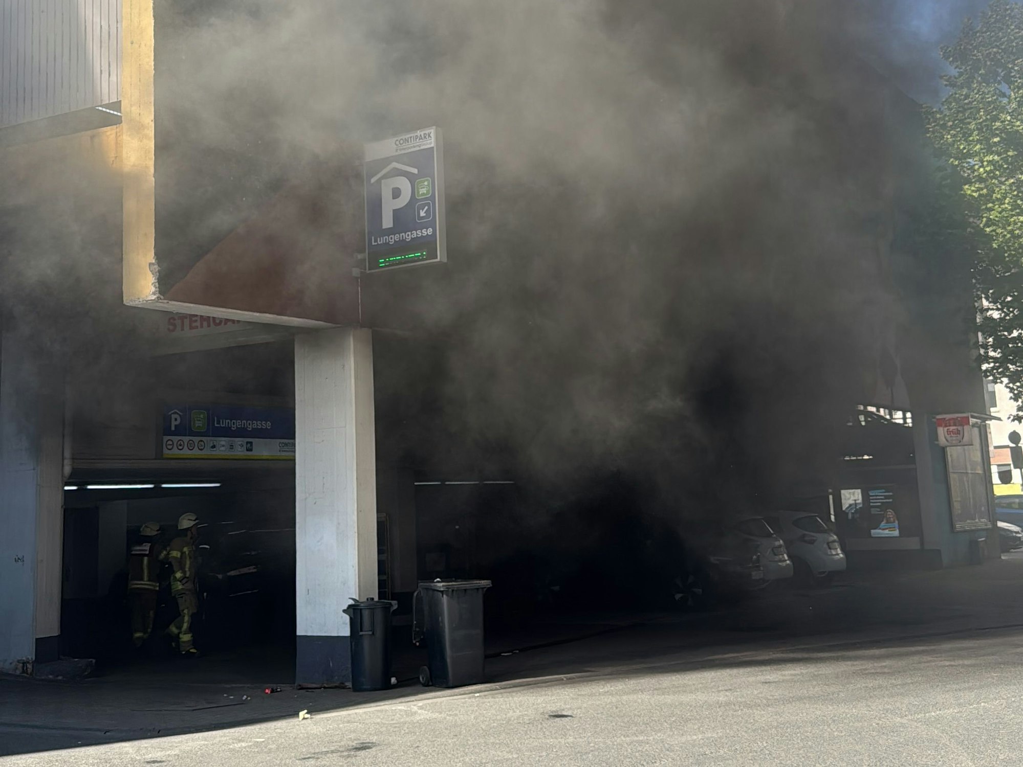 In einem Parkhaus am Neumarkt kam es am Freitag (9. Mai 2025) zu einem Fahrzeugbrand.