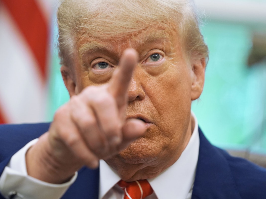 Präsident Donald Trump gestikuliert, während er mit Reportern über das Handelsabkommen mit Großbritannien im Oval Office des Weißen Hauses spricht.