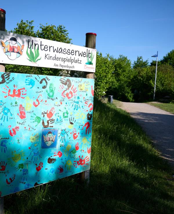 Ein Schild mit der Aufschrift Unterwasserwelt – Kinderspielplatz steht an einem der Zugänge zum Spielplatz im Sauerland. Auf dem Spielplatz soll in der Nacht ein 17-Jähriger einen 14-Jährigen erstochen haben.