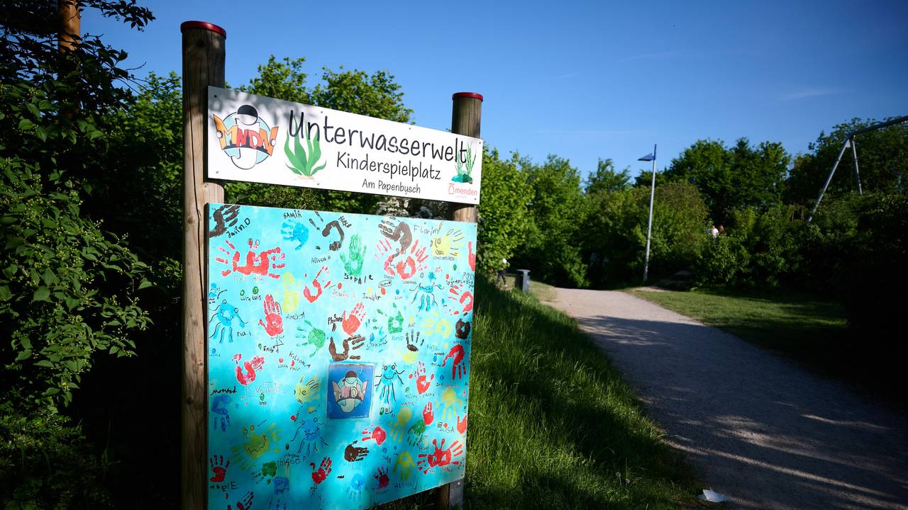 Ein Schild mit der Aufschrift Unterwasserwelt – Kinderspielplatz steht an einem der Zugänge zum Spielplatz im Sauerland. Auf dem Spielplatz soll in der Nacht ein 17-Jähriger einen 14-Jährigen erstochen haben.