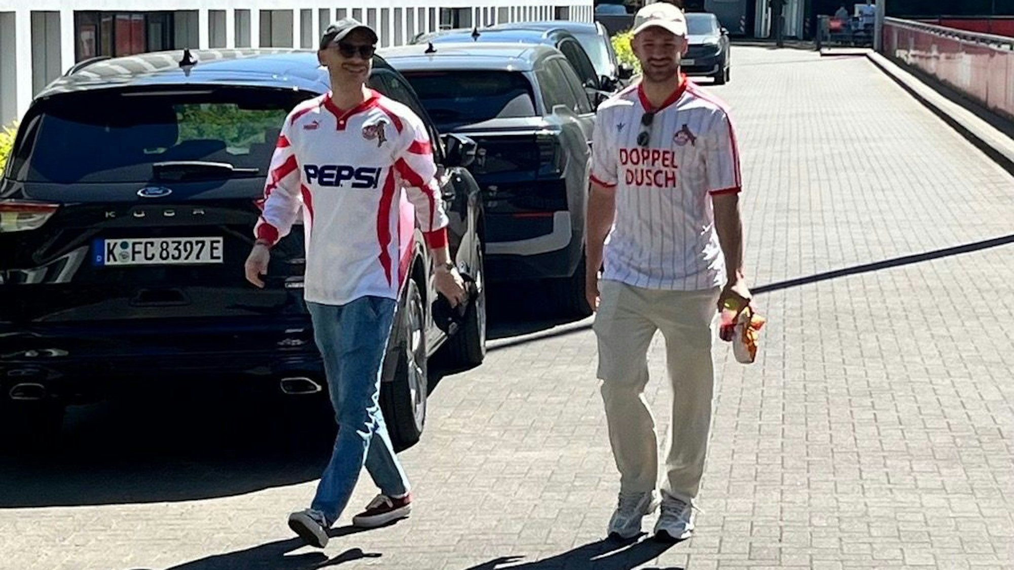 Jan Thielmann im FC-Retro-Trikot am Geißbockheim.