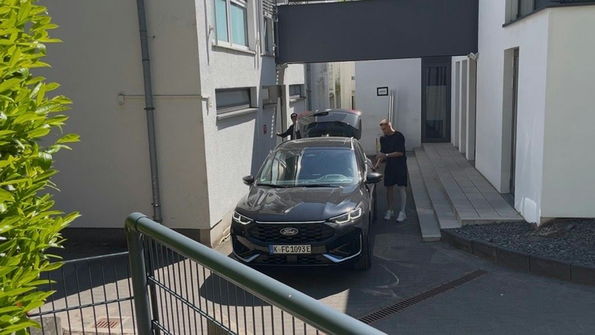 Tim Lemperle und Denis Huseinbasic mit Auto am Geißbockheim.