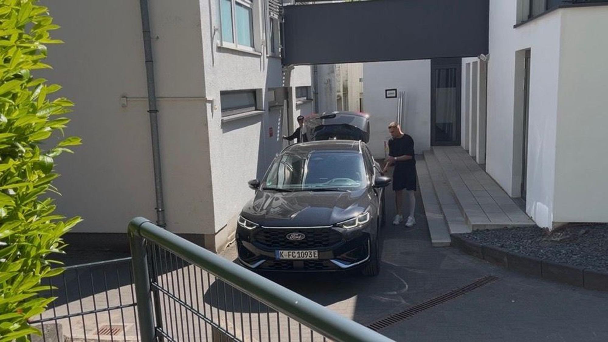Tim Lemperle und Denis Huseinbasic mit Auto am Geißbockheim.